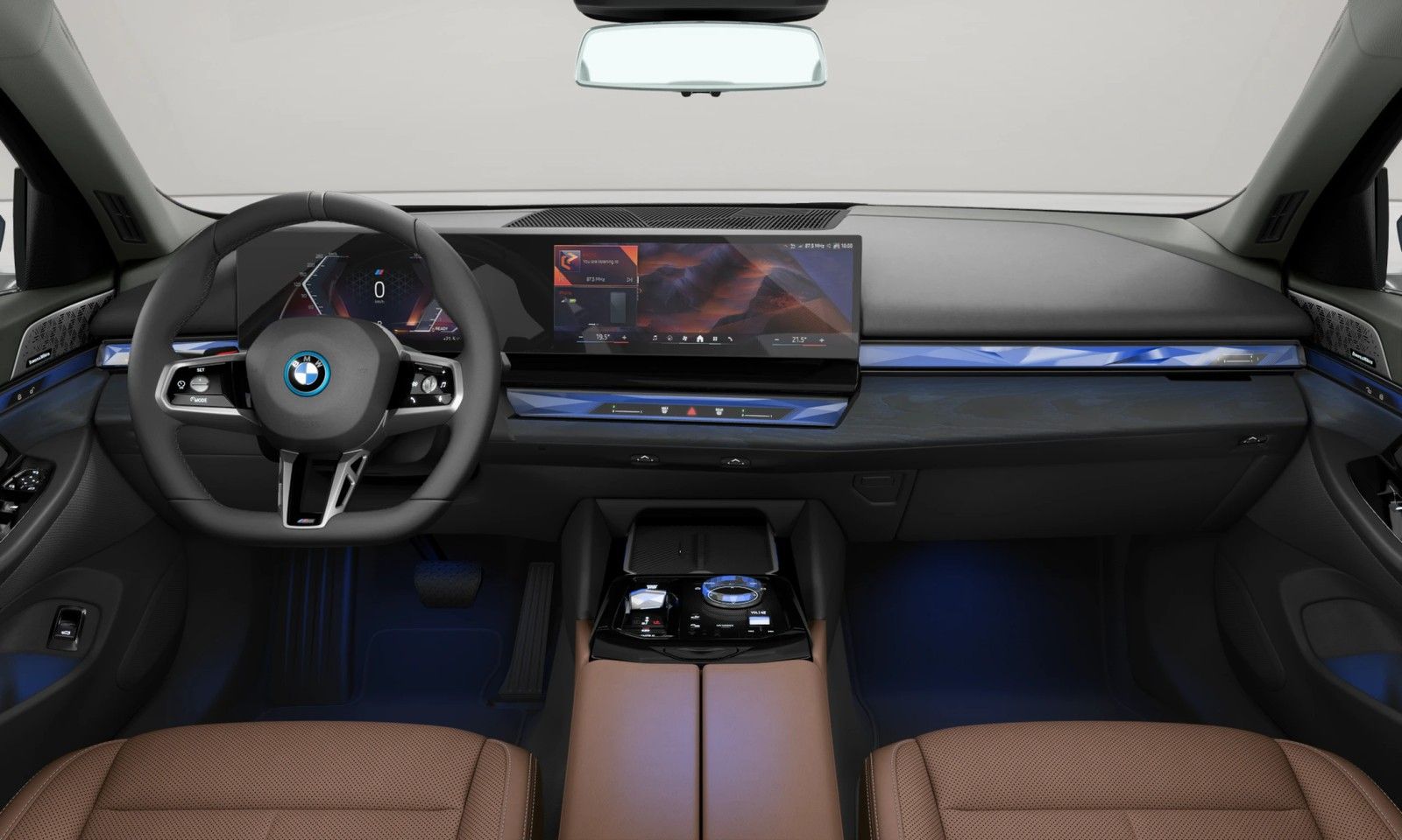 BMW i5 LWB — BMW Curved Display on Operating System 8.5, merging the digital cluster and control display.