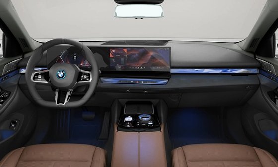 BMW i5 LWB, BMW Curved Display on Operating System 8.5, merging the digital cluster and control display.