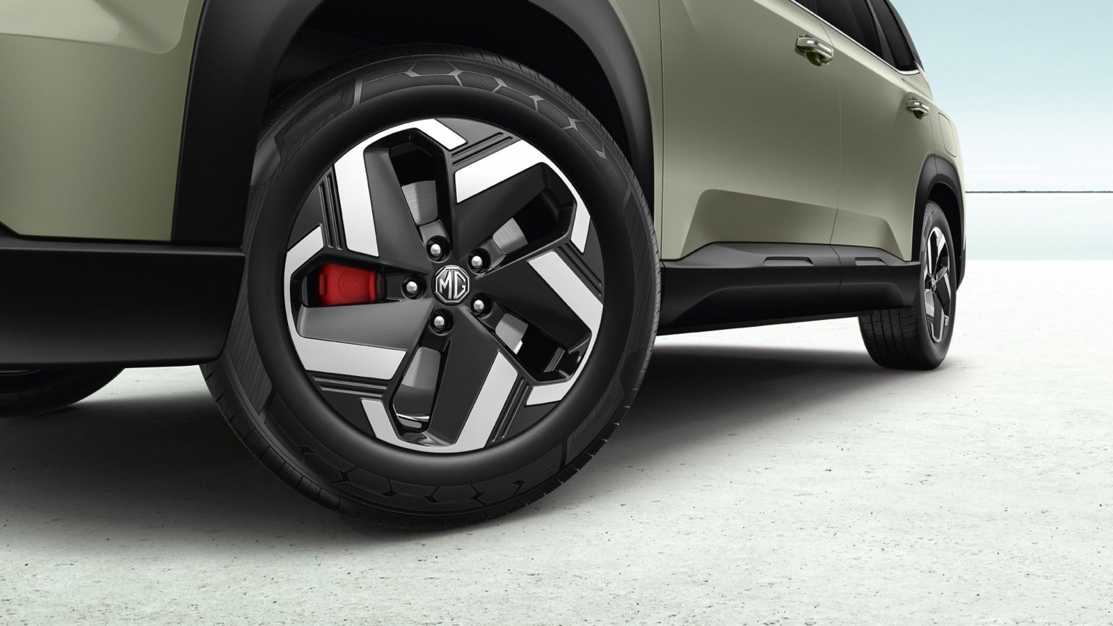 MG Hector Tomahawk EV — 225/55 R18 alloy wheels with red brake callipers