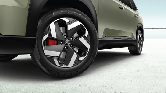MG Hector Tomahawk EV, 225/55 R18 alloy wheels with red brake callipers