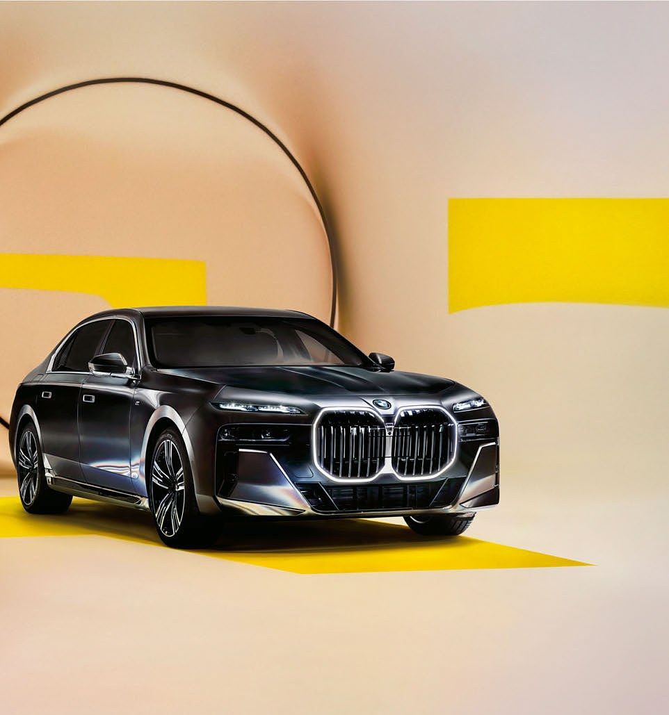 BMW i7 — Commanding presence with the illuminated Iconic Glow kidney grille