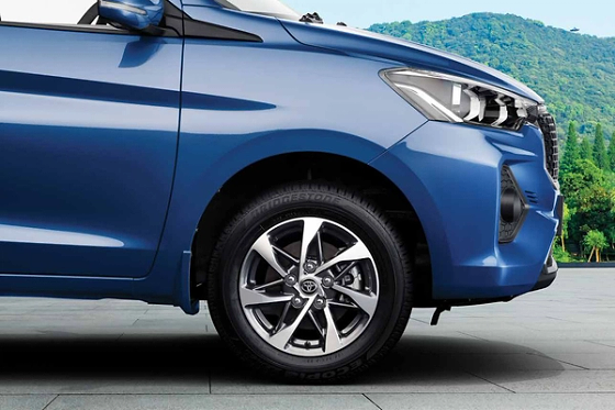 Toyota Rumion, Two-tone machined alloy wheels