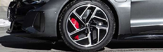 Audi e-tron GT, 20-inch alloy wheel with the red-painted caliper of the carbon-ceramic brake system