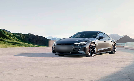 Audi e-tron GT, Audi e-tron GT front three-quarter with the body-coloured Singleframe grille and quattro blisters