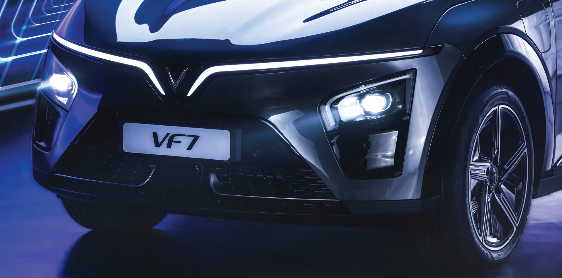 VinFast VF 7 — Signature V-shape LED light bar with LED projector headlamp and fog lamp