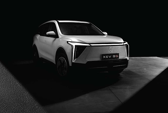 Mahindra XEV 9S, Signature LED light bar with vertical DRL elements framing the grille