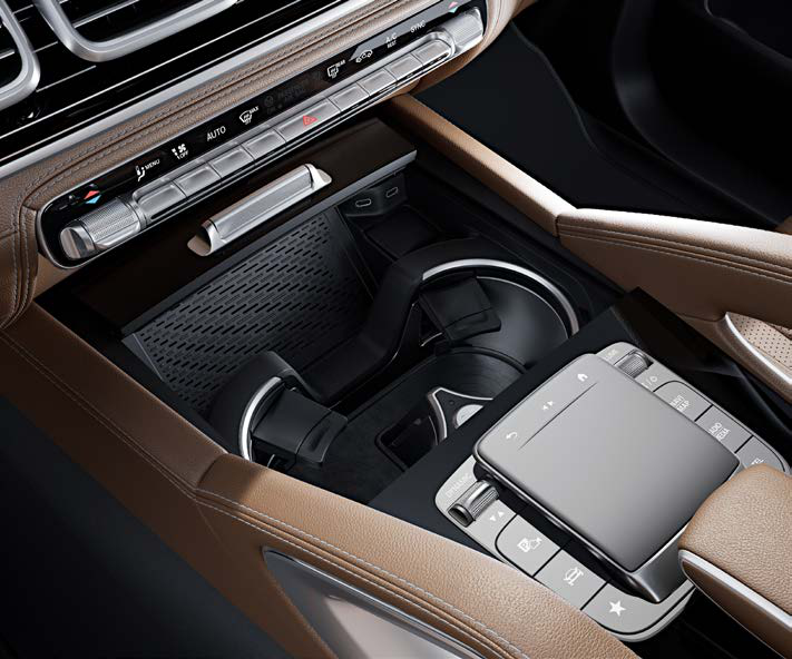 Mercedes-Benz Mercedes-AMG GLE 53 Coupe — Temperature-controlled cupholders in the centre console cool or warm drinks