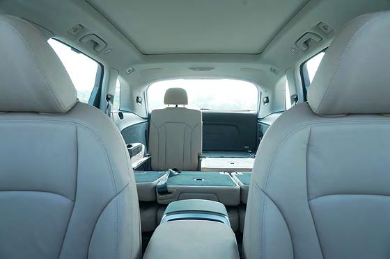 Audi Q7, Flexible cabin with folding second- and third-row seats for extra load space