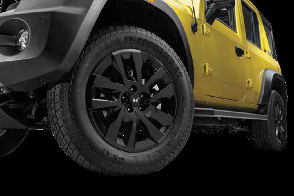 Mahindra Thar Roxx — Star Edn piano-black finish alloy wheels
