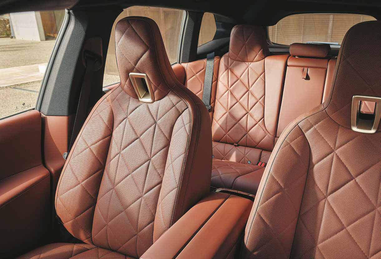BMW iX — Lounge-like cabin with quilted seats