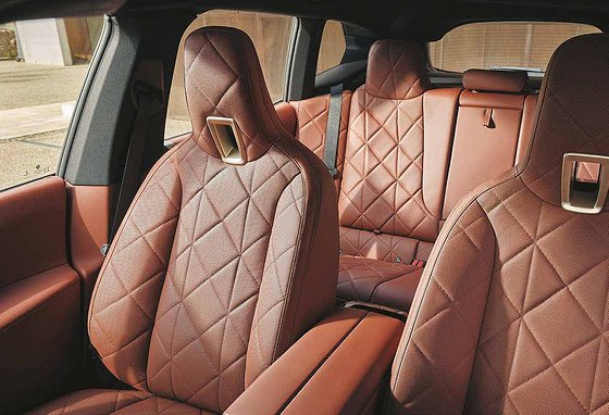 BMW iX, Lounge-like cabin with quilted seats
