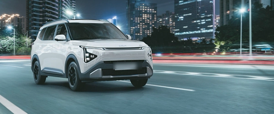 Kia Carens Clavis, Illuminated Star Map LED headlamps and light bar on the front fascia at night