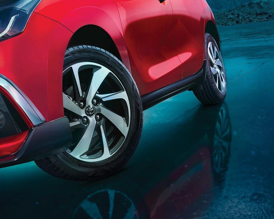 Toyota Glanza, 16-inch polished alloy wheels with centre caps on 195/55 R16 tyres, from the G variant