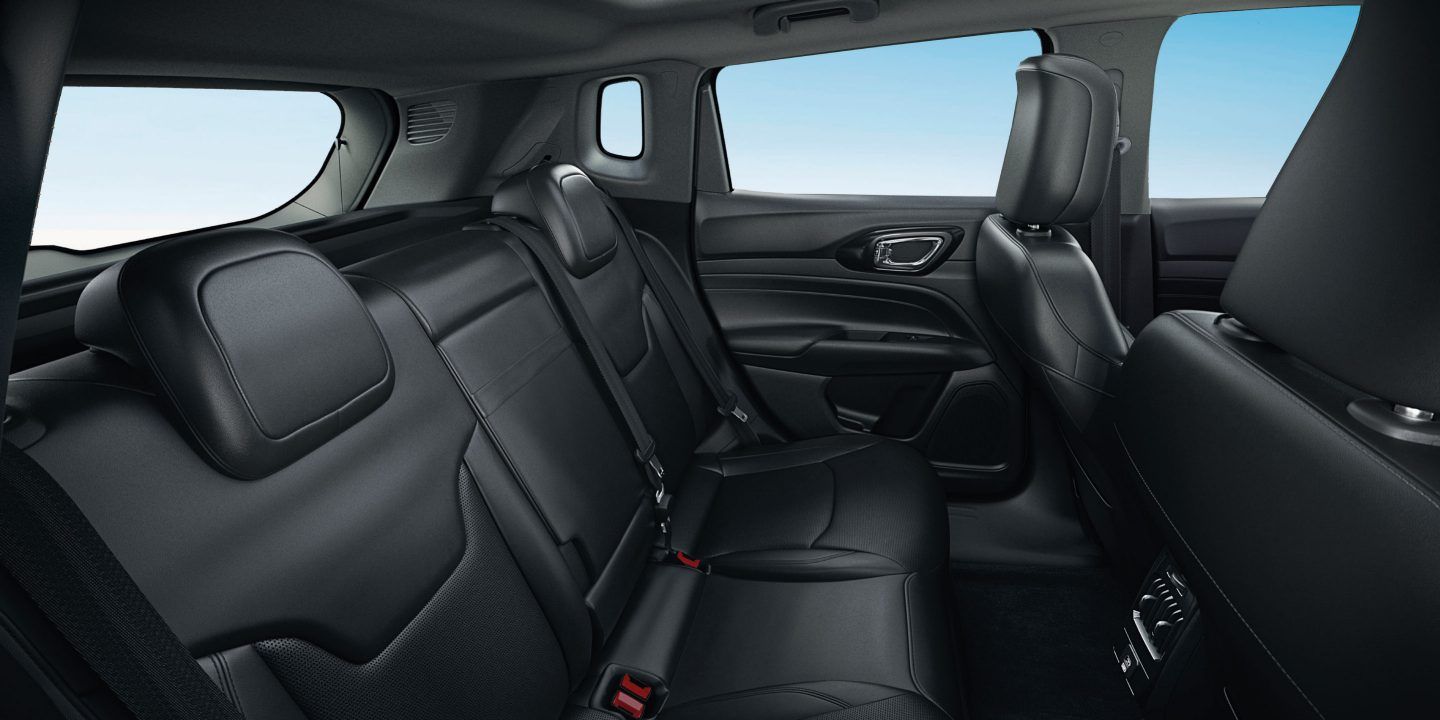 Jeep Compass — Rear bench in leather with generous knee room and a flat cushion for three.