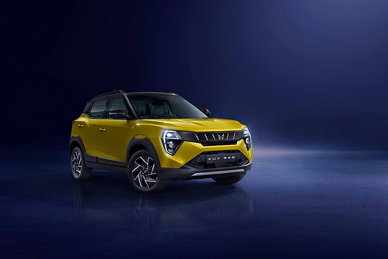 Mahindra XUV 3XO, LED headlamps with integrated turn indicators, LED DRLs and piano black front grille