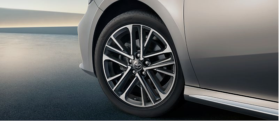 Toyota Camry, 45.72 cm (18-inch) machine-finished alloy wheels with a sporty multi-spoke design