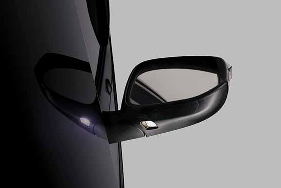 Toyota Innova Crysta, Body-coloured door mirror with integrated turn-indicator and approach lamp