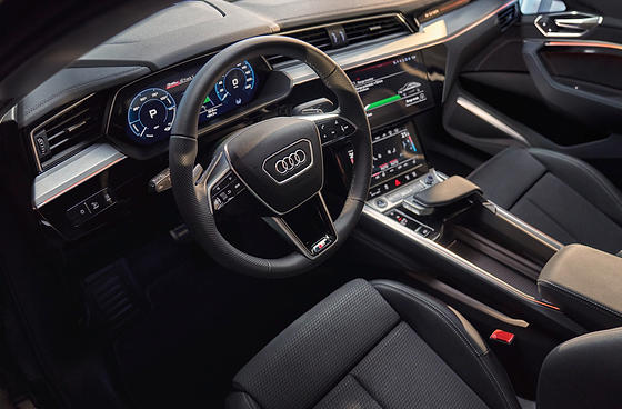Audi Q8 Sportback e-tron, Audi virtual cockpit with dual MMI touch displays and flat-bottom steering wheel