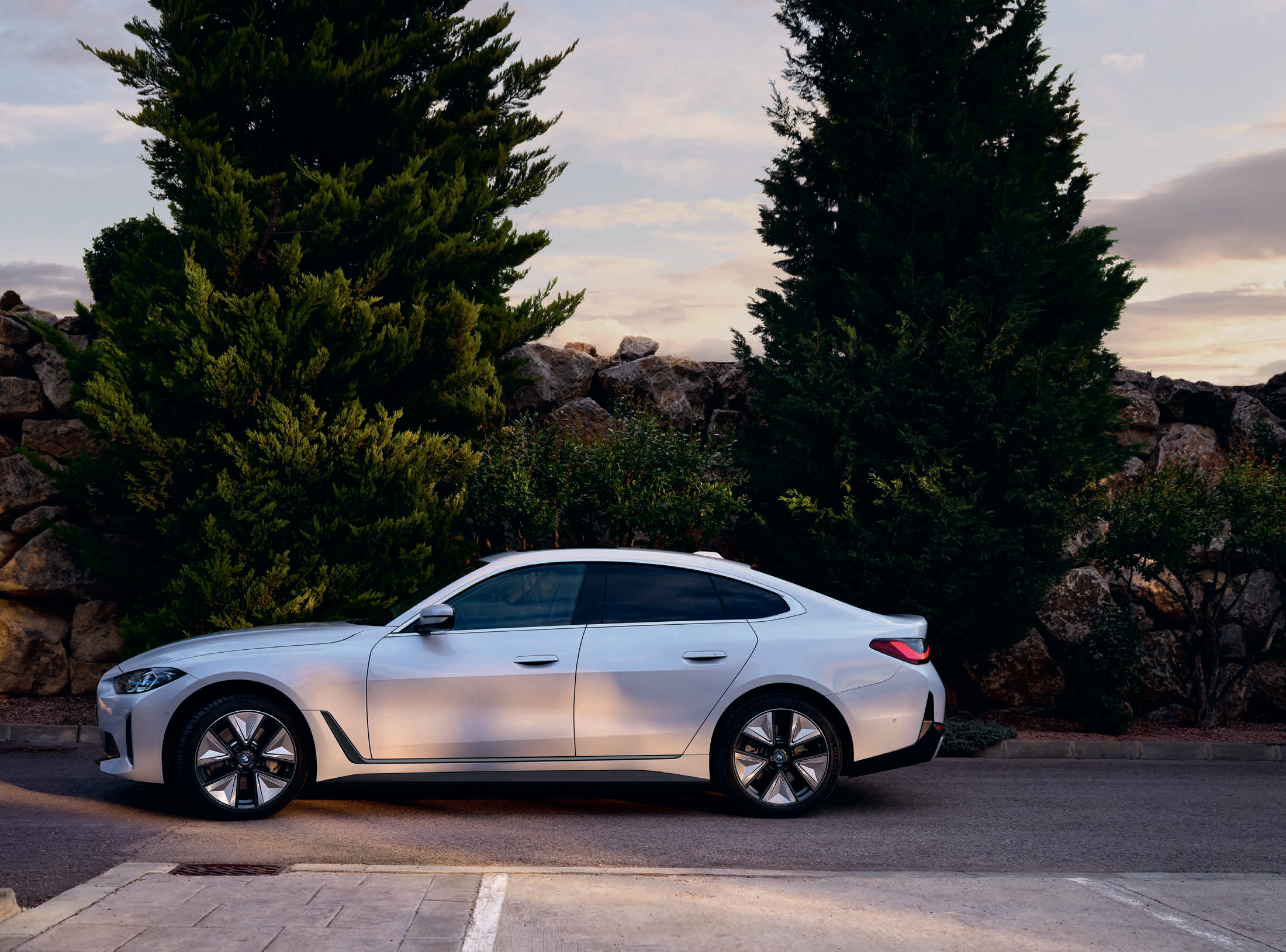 BMW i4 — The i4 in profile: long wheelbase, fluid roofline and short overhangs give the fully-electric Gran Coupe its elegant, athletic stance.