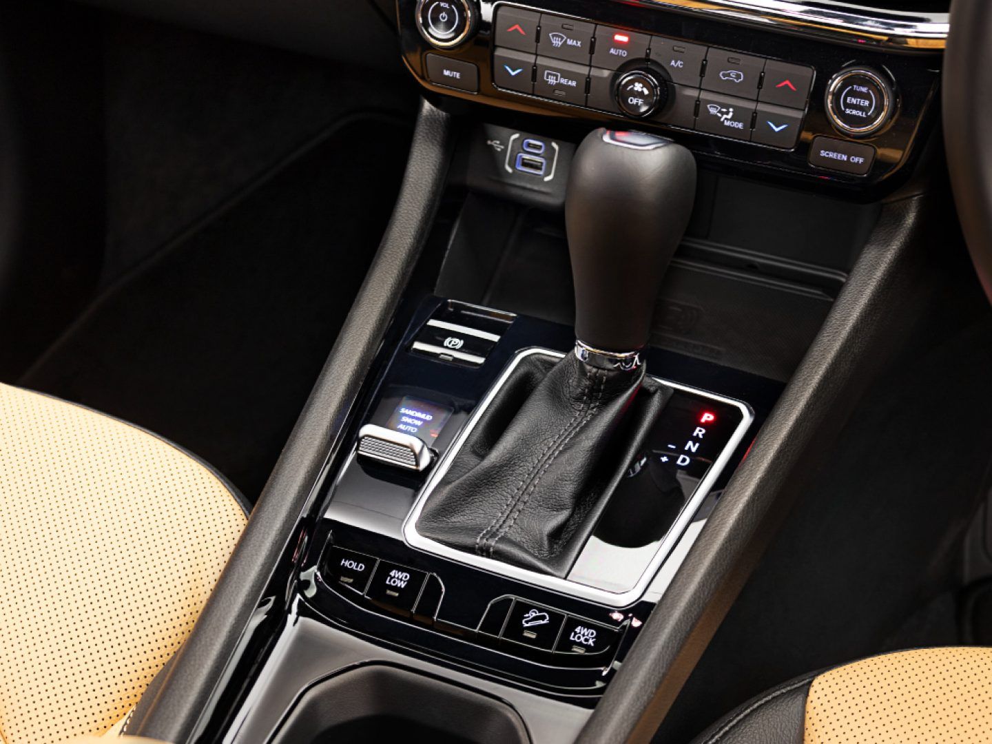 Jeep Compass — Selec-Terrain rotary with Sand/Mud, Snow and Auto modes, plus 4WD Low and Lock buttons.