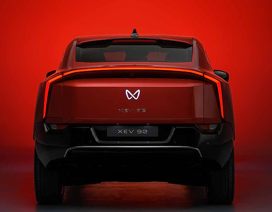 Mahindra XEV 9e, Connected LED tail lamp with illuminated rear logo
