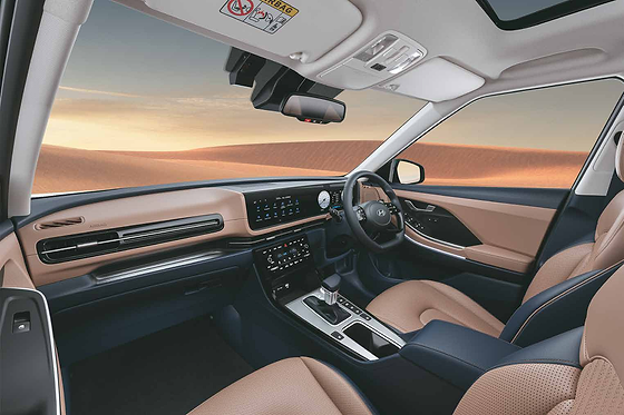 Hyundai Alcazar, Dual tone noble brown and haze navy interiors