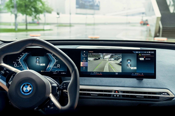 BMW X3, Parking Assistant Plus with reversing assistant and 360-degree camera view