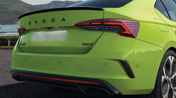 Skoda Octavia RS, Rear design with LED tail lights, gloss-black roof spoiler, VRS badge and black exhaust tips.