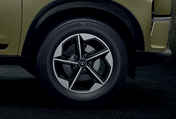 Tata Nexon, 16-inch diamond-cut alloy wheels (215/60 R16 on Creative and Fearless personas)