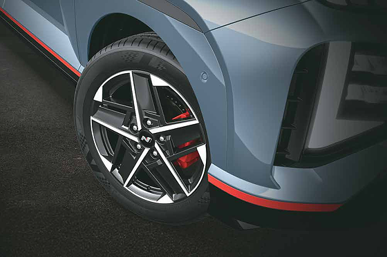Hyundai Venue N Line, R17 (D=436.6 mm) diamond cut alloy wheels with N emblem and red brake calipers