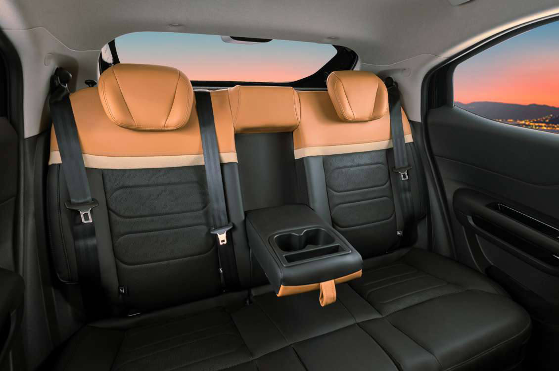 Citroën Basalt X — Rear bench with folding centre armrest and cup holders