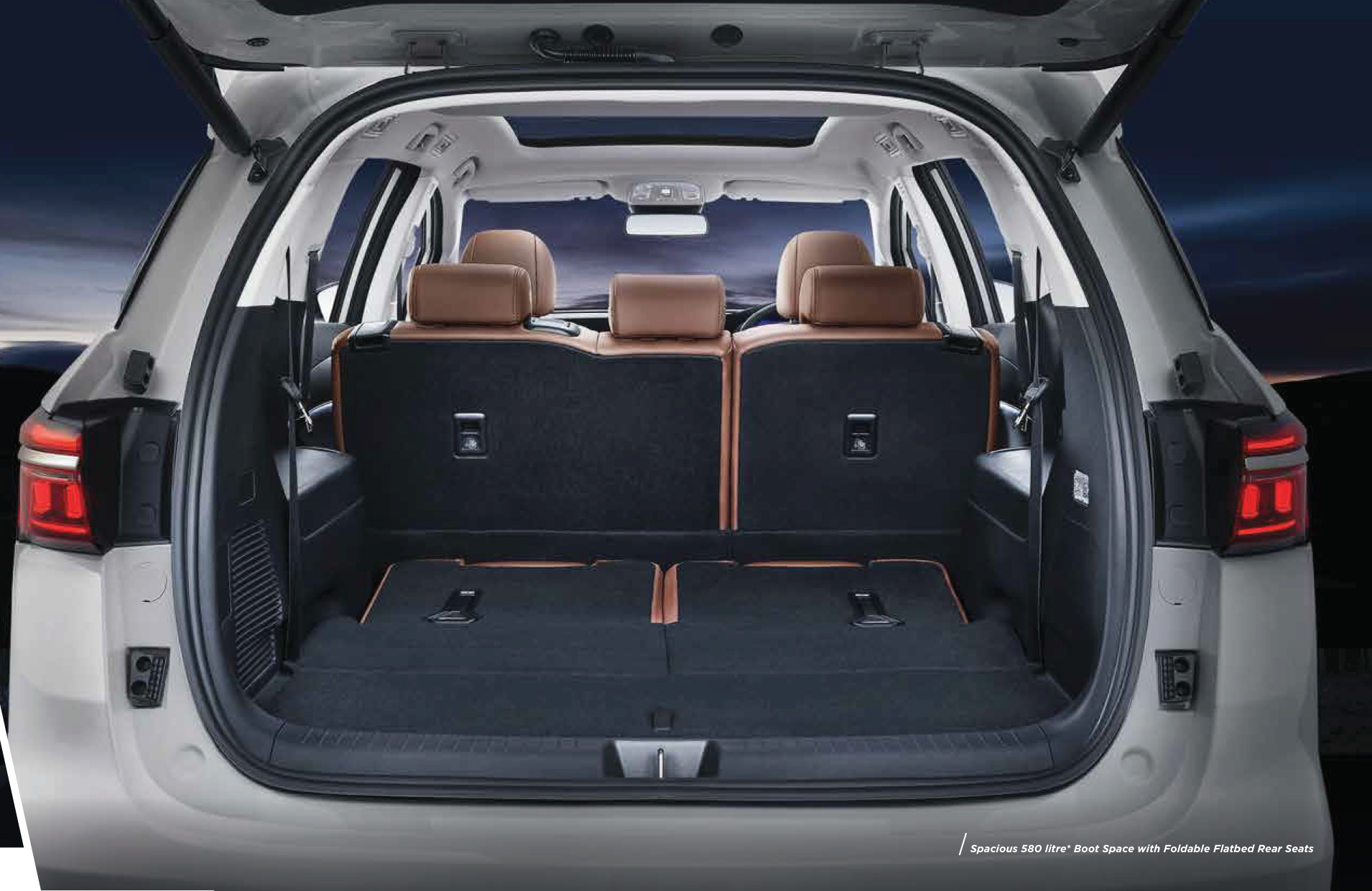 BYD eMAX 7 — 580-litre boot with foldable flatbed rear seats