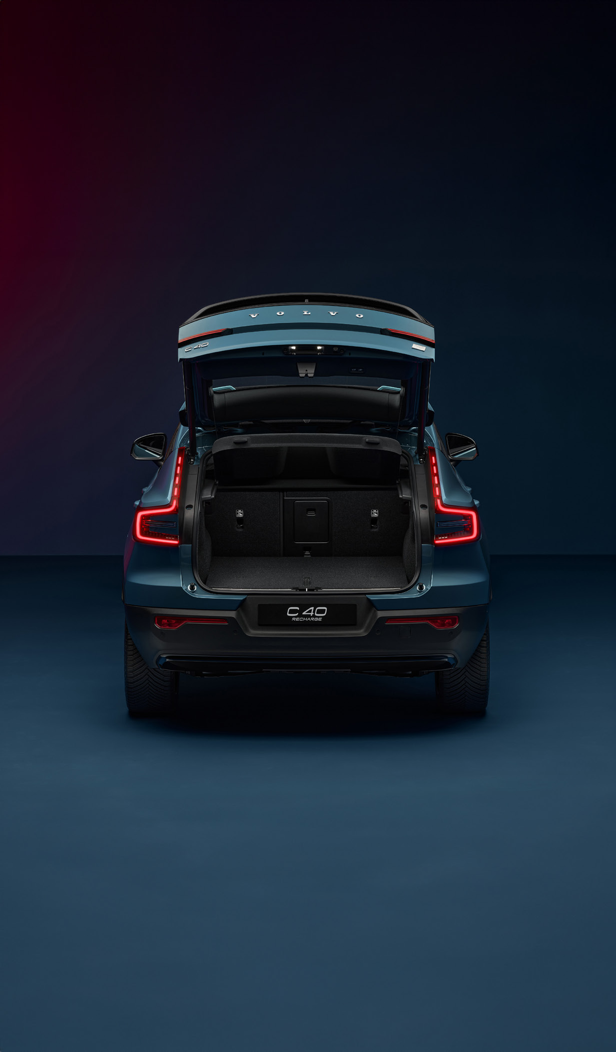 Volvo EC40 — Boot with the tailgate raised and the 60/40 split-folding rear backrest, offering 413 litres of rear cargo space.