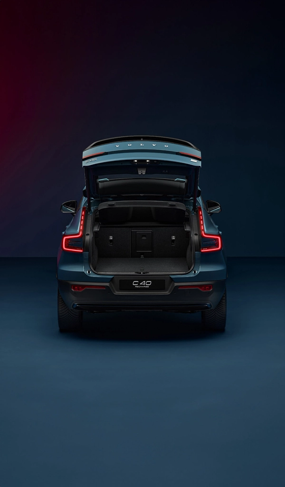 Volvo EC40, Boot with the tailgate raised and the 60/40 split-folding rear backrest, offering 413 litres of rear cargo space.