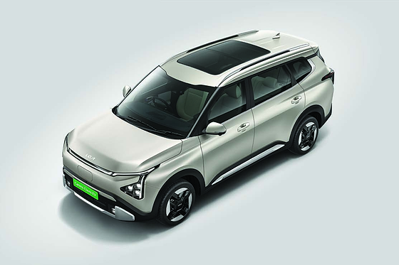 Kia Carens Clavis EV, Dual Pane Panoramic Sunroof and roof rails viewed from above
