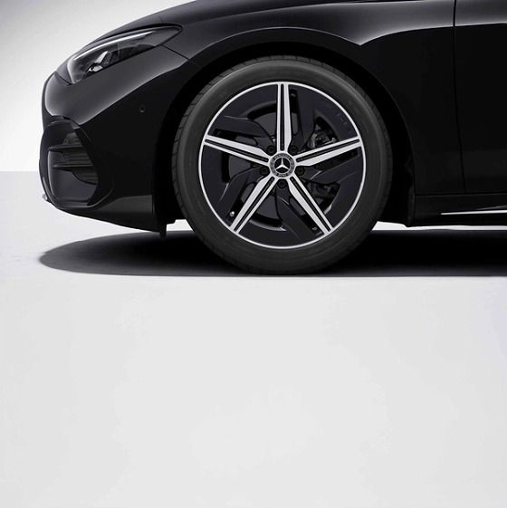 Mercedes-Benz CLA Electric, 45.7 cm (18-inch) AMG 5-spoke light-alloy wheels.