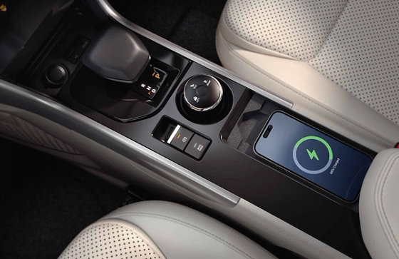 Tata Curvv, Smart e-shifter for the 7-speed DCA with a rotary multi-drive-mode selector and electronic parking brake with auto hold; wireless smartphone charger sits alongside.