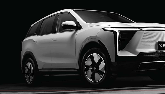 Mahindra XEV 9S, Front three-quarter view with the full-width illuminated light bar