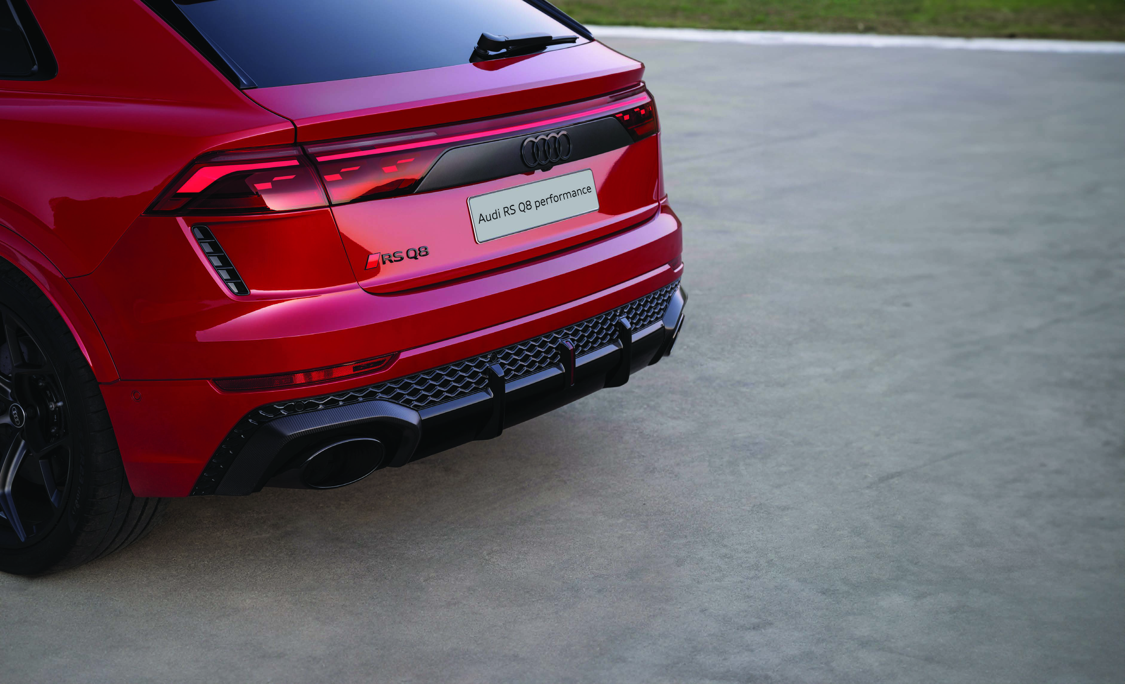 Audi RS Q8 Performance — Rear end with RS roof-edge spoiler, gloss-black diffuser and oval tailpipes