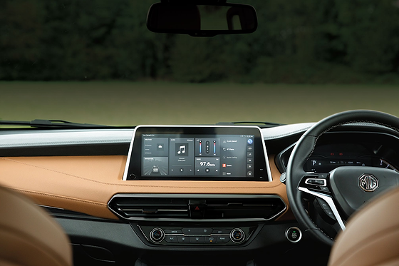 MG Gloster, Touchscreen infotainment with connected-car features and Apple CarPlay