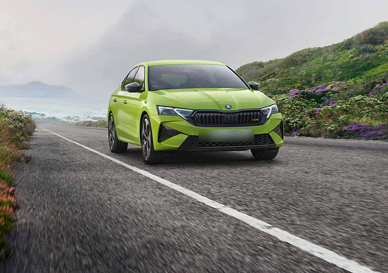 Skoda Octavia RS, Sporty front with full-LED Matrix headlights, a wide gloss-black grille and the RS badge.