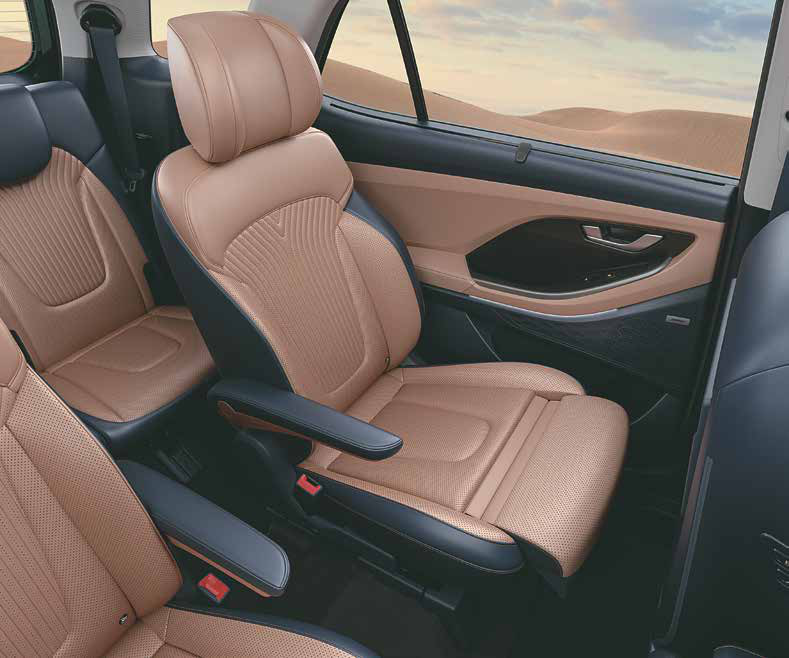 Hyundai Alcazar — 2nd row captain seats with seat-mounted armrest and thigh cushion extension (6-seater)
