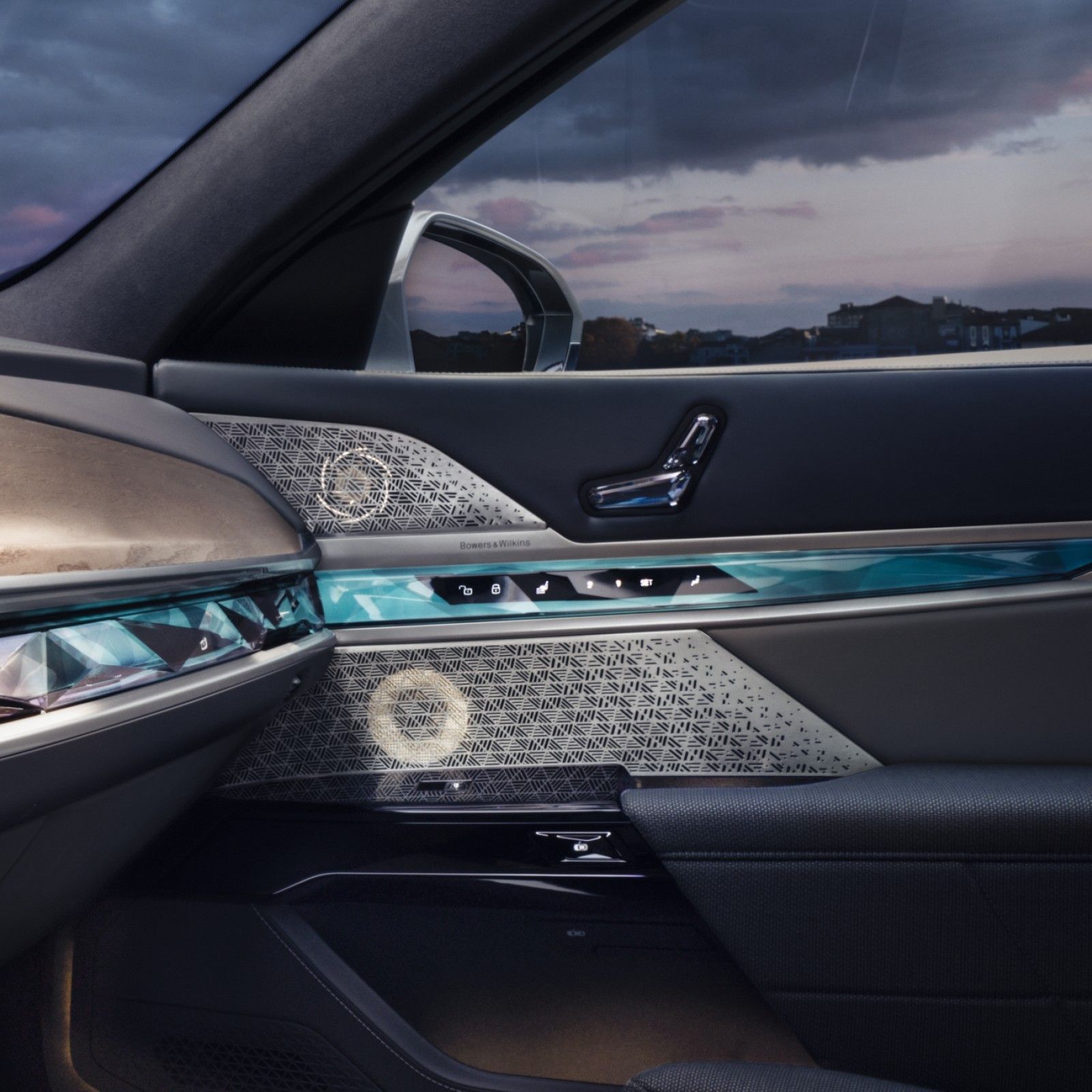 BMW i7, Bowers & Wilkins Diamond Surround Sound with speakers set into the door sculpture