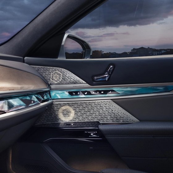 BMW i7, Bowers & Wilkins Diamond Surround Sound with speakers set into the door sculpture