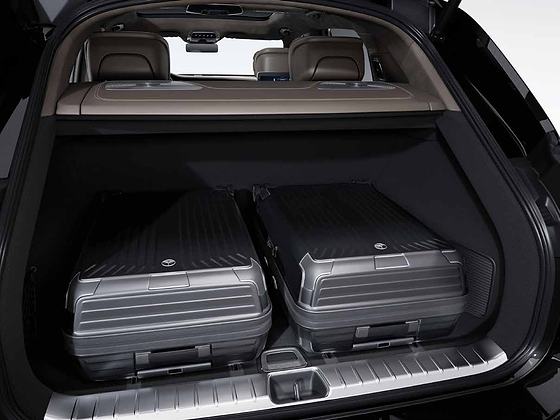 Mercedes-Benz Mercedes-Maybach EQS SUV, Luggage compartment with fitted Maybach hard-shell cases under the load cover