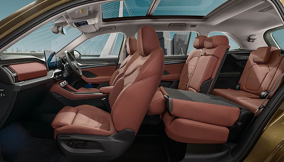 Skoda Kodiaq, Three-row, seven-seat cabin under a full-length panoramic roof