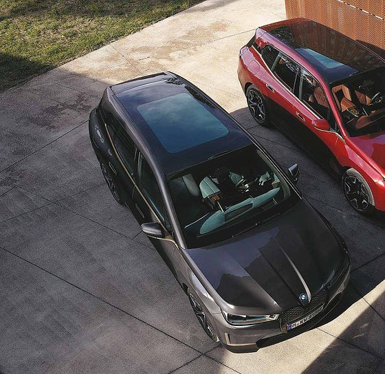BMW iX, Panoramic roof over a spacious cabin