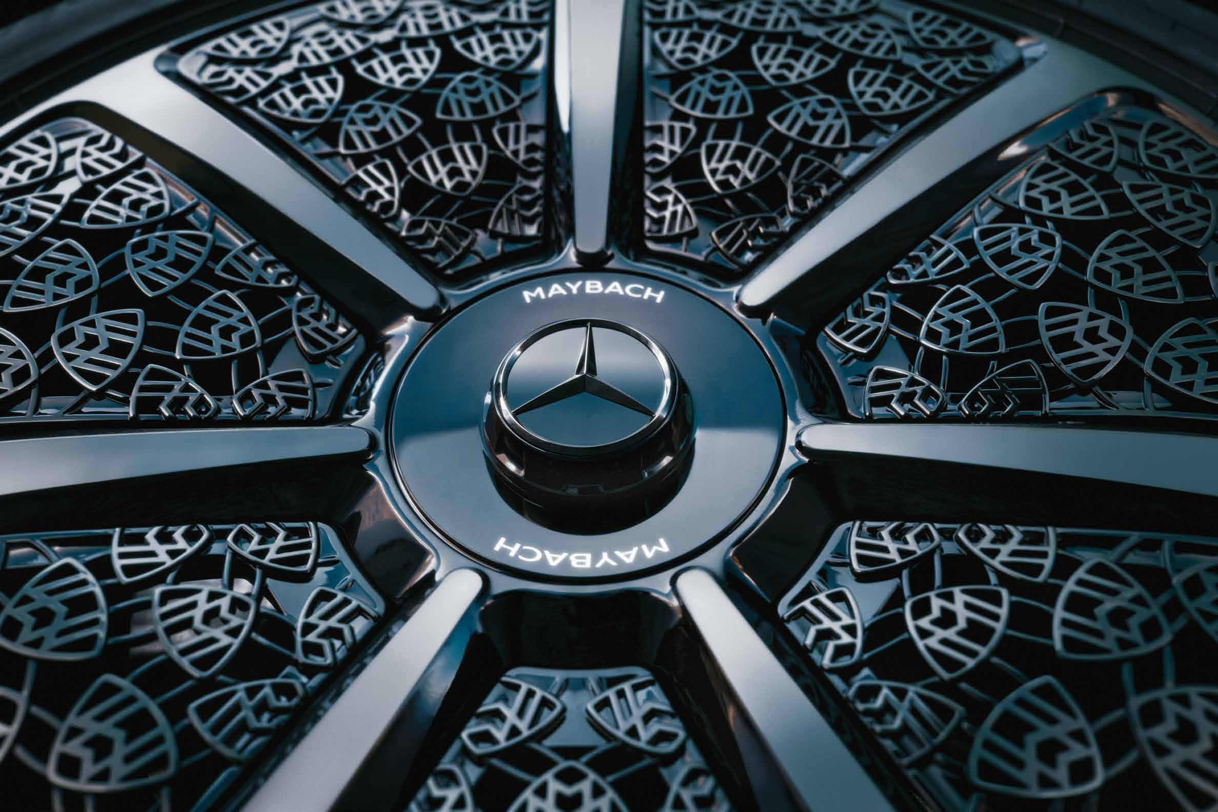 Mercedes-Benz Mercedes-Maybach EQS SUV — Forged Maybach mono-block alloy wheel with hand-finished monogram spokes