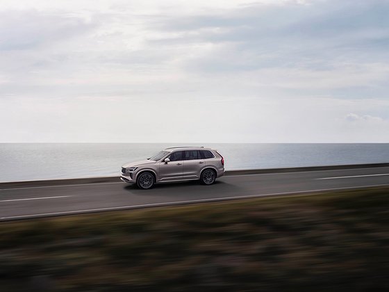 Volvo XC90, Composed high-speed cruising with all-wheel-drive stability