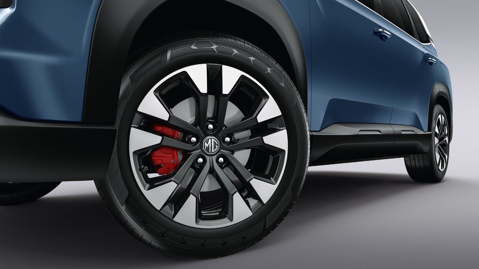 MG Hector Tomahawk PHEV — 225/55 R18 Aeronautic alloy wheels with red brake callipers